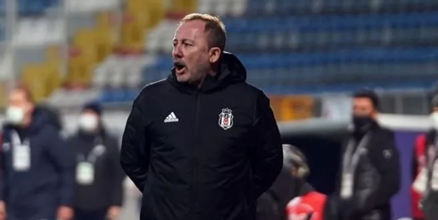 Sergen Yalçın hakemi topa tuttu!