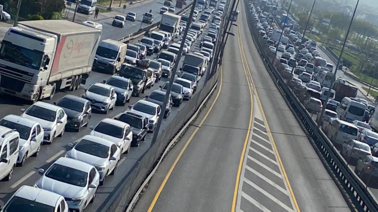 Tam kapanmanın ilk gününde trafik yoğunluğu