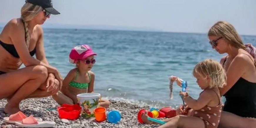 Antalya’da turistler sahili doldurdu