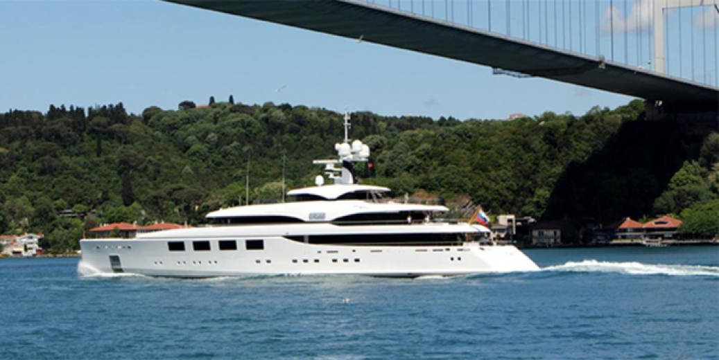 Boğaz’dan bir yüzen saray geçti!