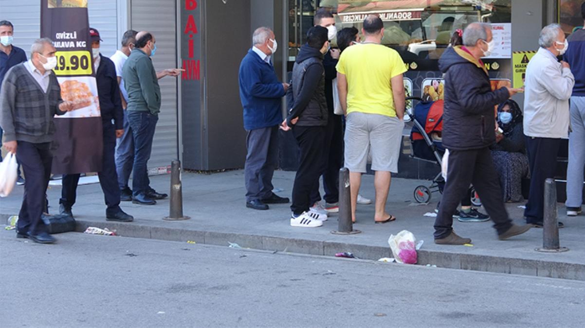 Kartal’da ucuz baklava kuyruğu; Korona unutuldu