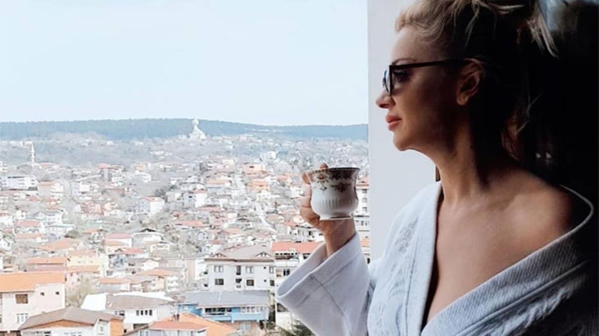 Songül Karlı dekoltesiyle büyüledi