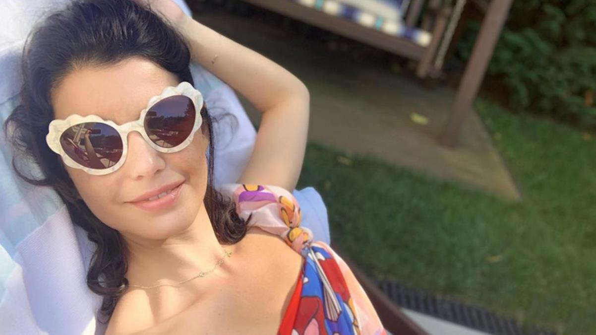 Beren Saat deniz sezonunu açtı