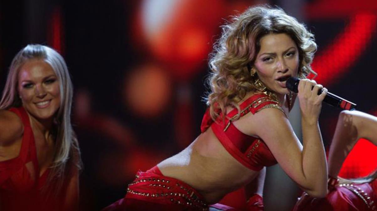 Hadise o elbiseyi yine paylaştı