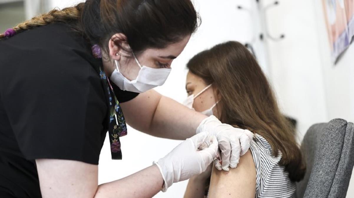 Koronavirüs aşılamasında yaş sınırı 25’e indi