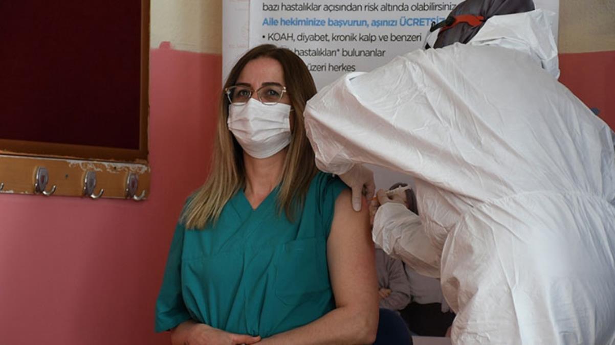 Tüm öğretmen ve eğitim çalışanları aşılanıyor