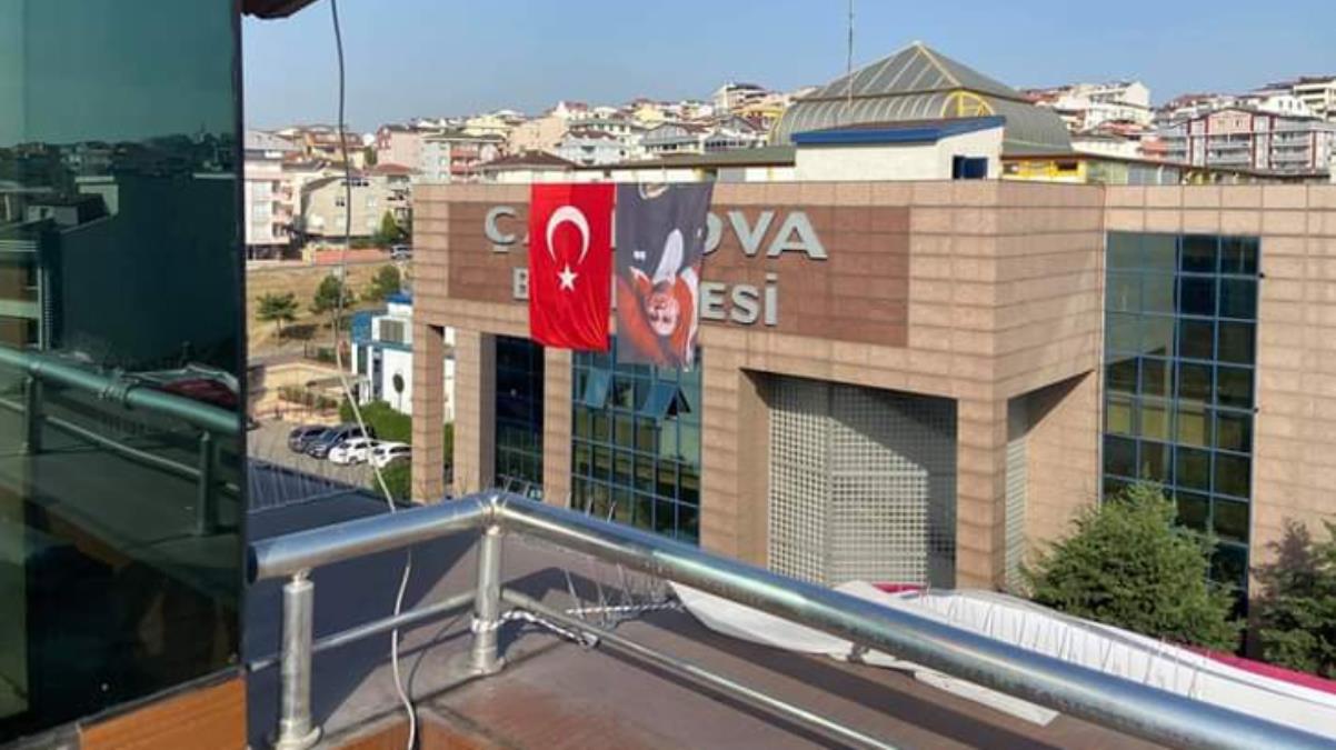 Çayırova Belediyesi Atatürk portresini ters astı!