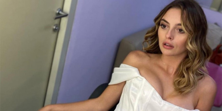 Melis Sezen dekoltesiyle büyüledi