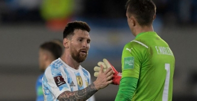 Lionel Messi Muslera’yı fena avladı
