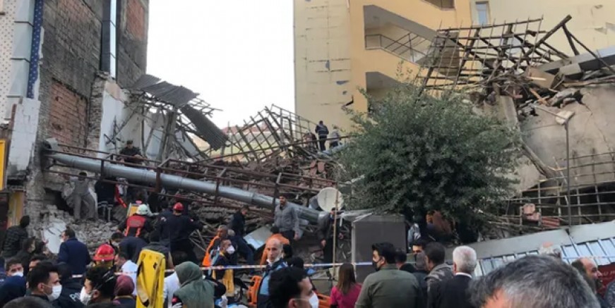 Malatya’da iki katlı bina çöktü: 13 yaralı