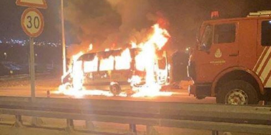 Maltepe’de servis minibüsü alev alev yandı