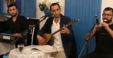 Umut Daştan hem çaldı hem söyledi