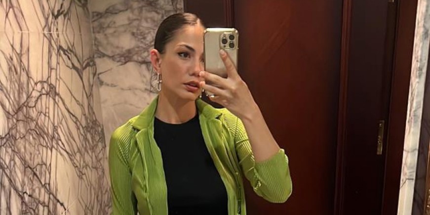 Demet Özdemir kolunda servet taşıyor