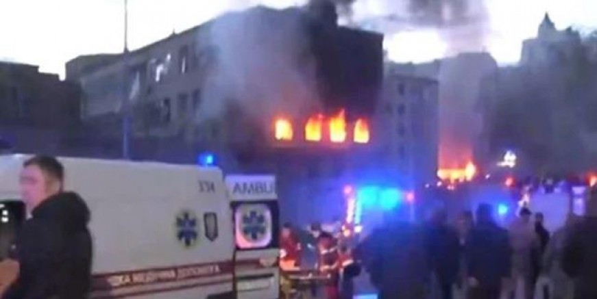 Rusya Kiev’de bir apartmanı füzeyle vurdu
