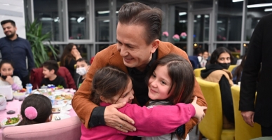 Şadi Yazıcı çocuklarla iftar açtı