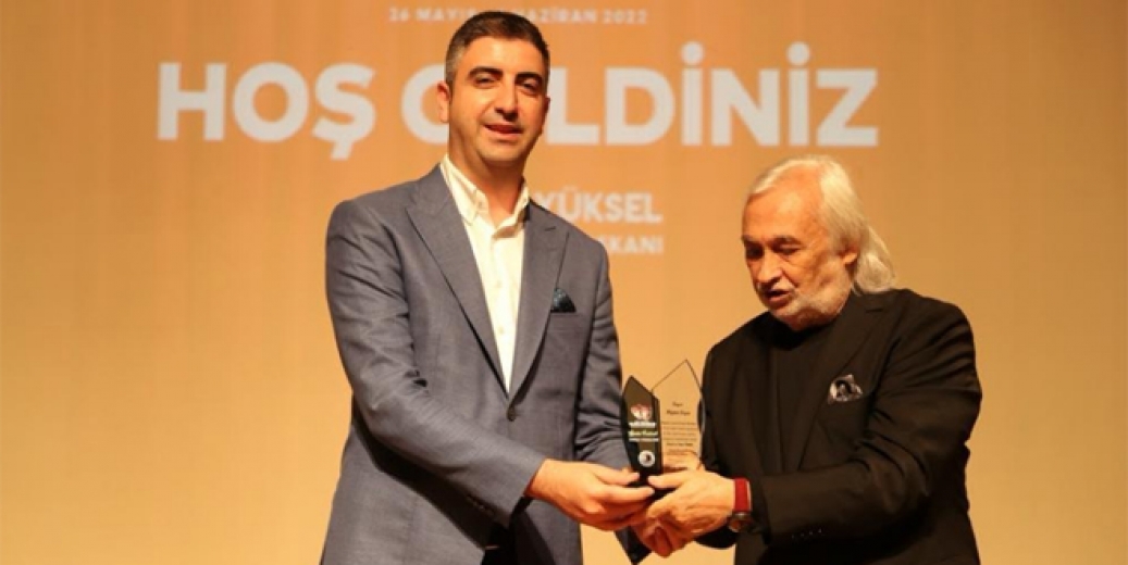 Kartal Belediyesi’nden Müjdat Gezen’e onur ödülü
