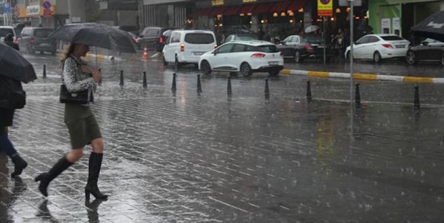 Ankara’da eğitime yağmur engeli!