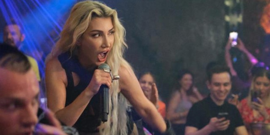 Hande Yener mayoyla sahneye çıktı