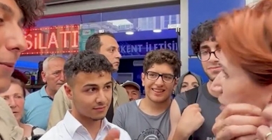 Akşener küpesini çıkarıp gence verdi