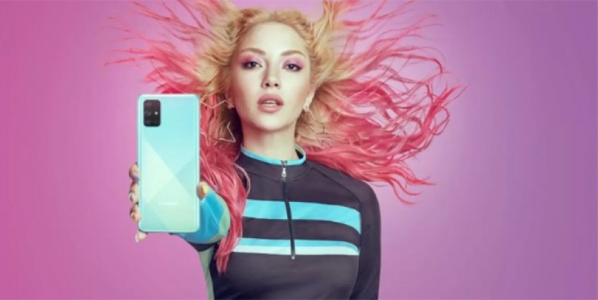 Ece Seçkin’e sahnede çirkin saldırı!