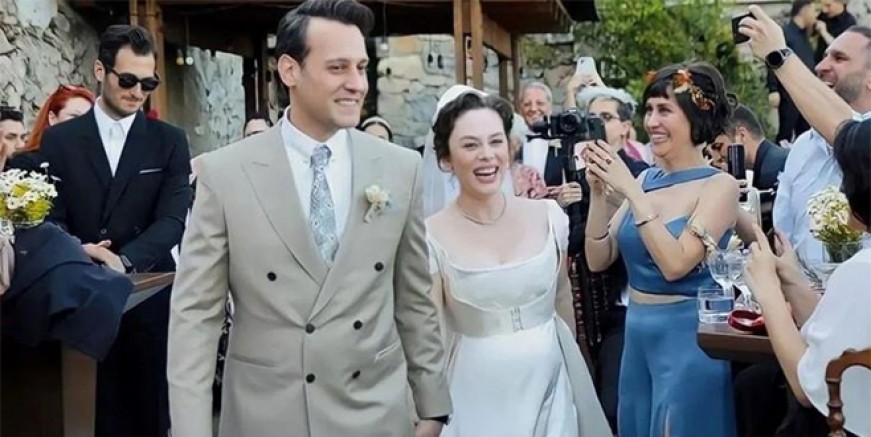 Demet Evgar Mavi’yi kucağına aldı