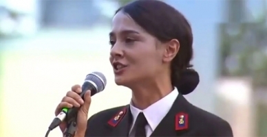 Kadın Astsubayın türküsü büyüledi