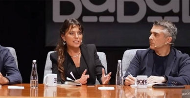 Ece Üner mikrofon açık tuvalete gitti