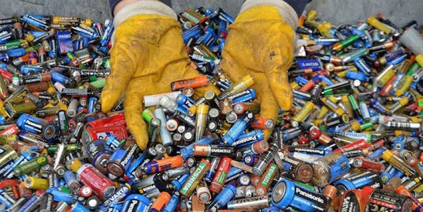 Kartal’da atık piller bez çanta ve deftere dönüşüyor