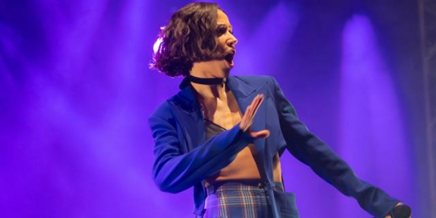 Zeynep Bastık’a sahnede şişe fırlatıldı