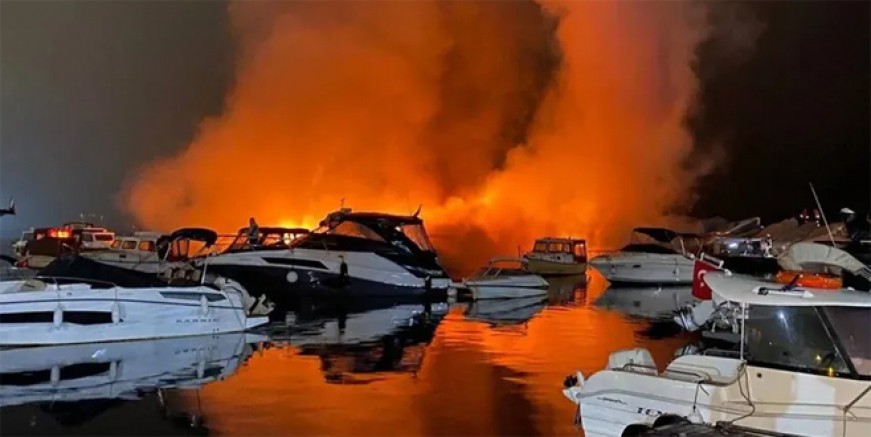 Caddebostan’da tekneler alev alev yandı!