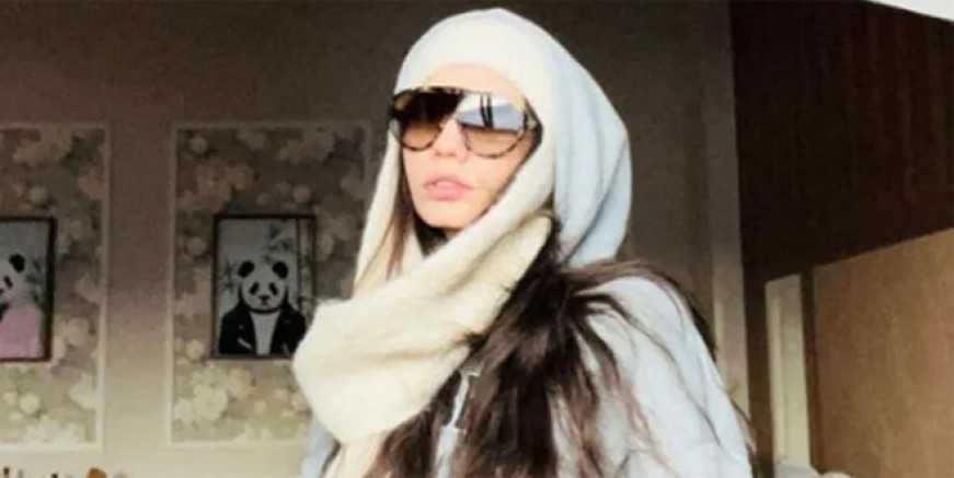 Demet Özdemir mayoyla karlar üzerinde