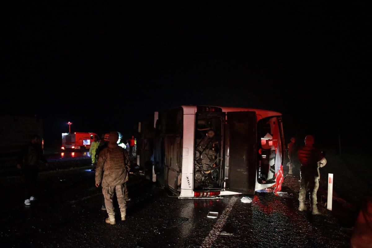 Yolcu otobüsünün devrilmesi sonucu 5 kişi öldü