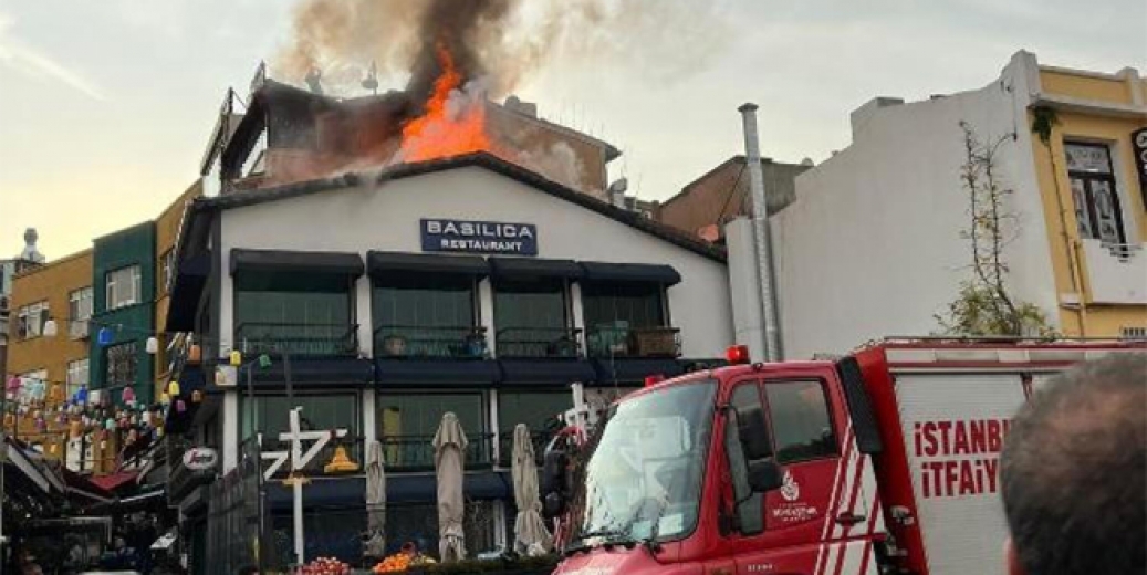 Sultanahmet’te 2 katlı binanın çatısı alev alev yandı