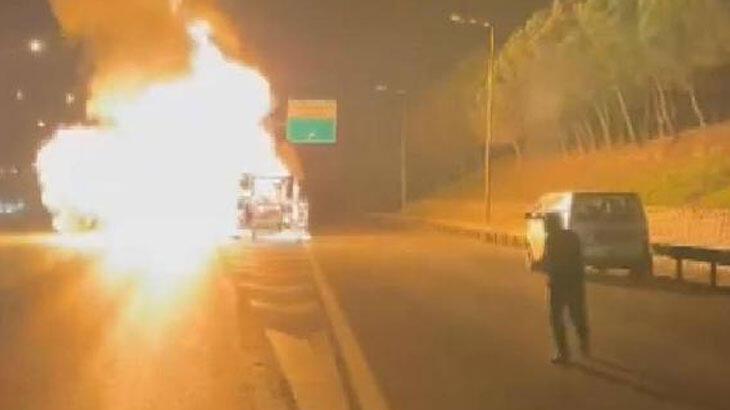 Sultangazi’de İETT otobüsü alev alev yandı