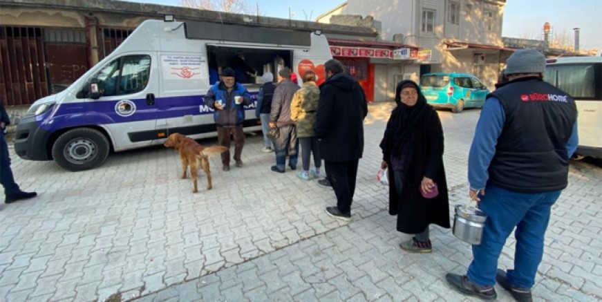 Kartal Belediyesi’nden depremzedelere üç öğün yemek