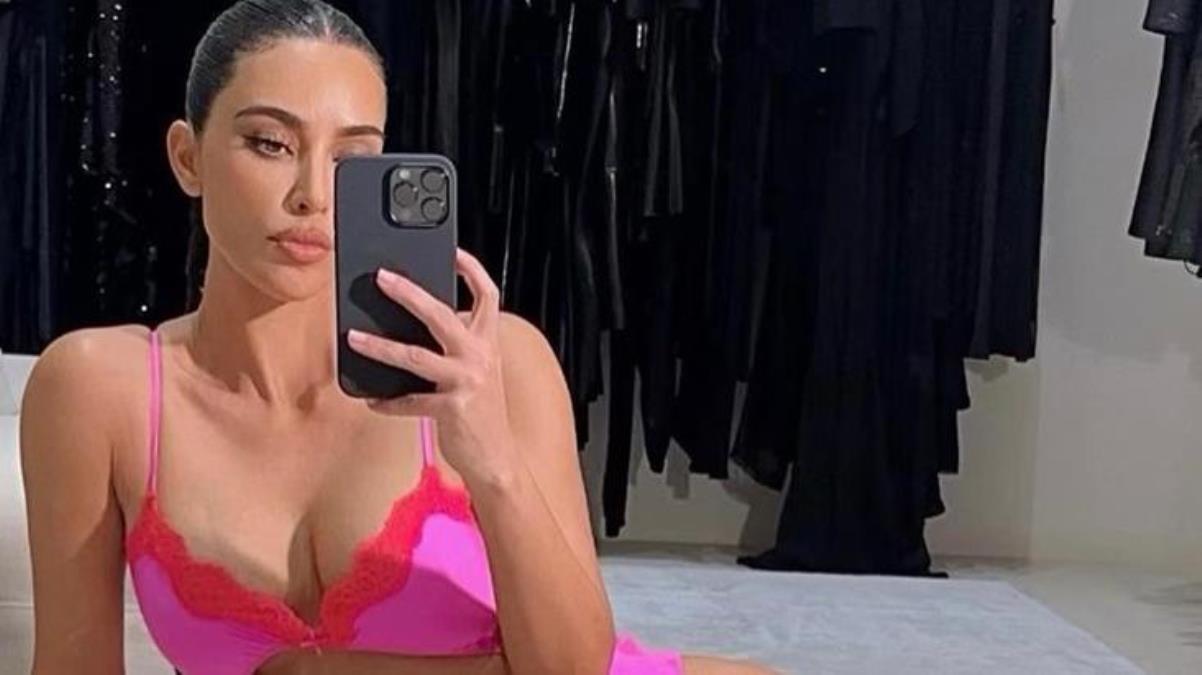 Kim Kardashian’a bikinisi küçük geldi!
