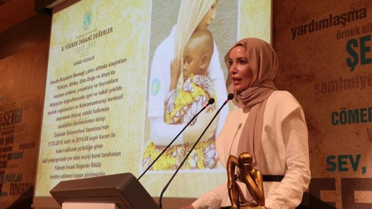 Gamze Özçelik’e ‘Örnek Kişi’ ödülü