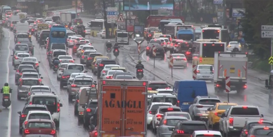 İstanbul’da yağmur trafiği felç atti