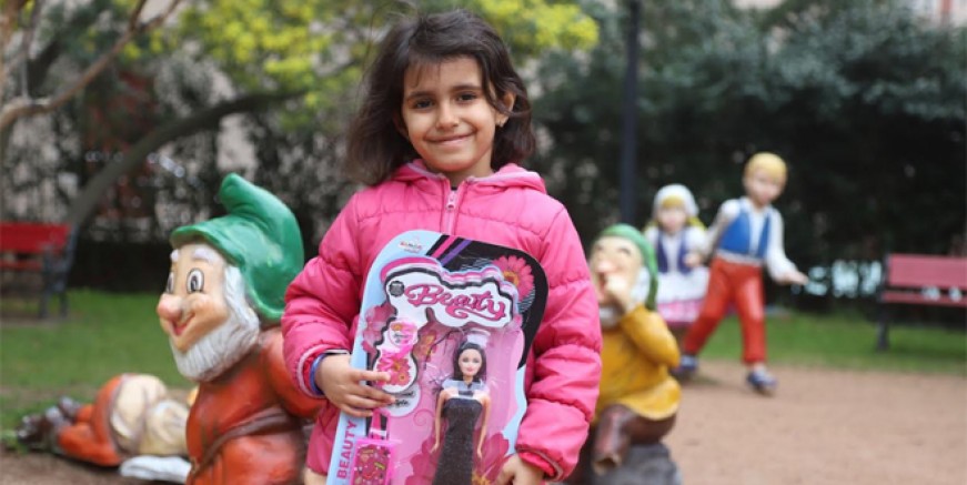 Kartal Belediyesi depremzede çocukların yüzünü güldürdü