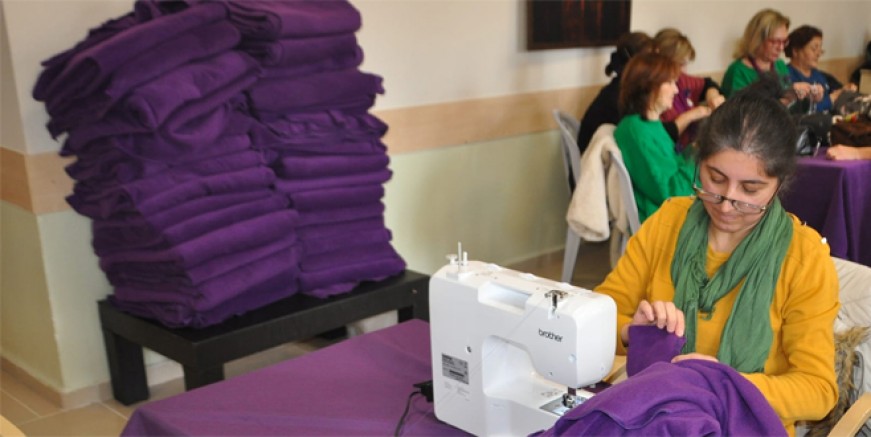 Kartal’da emekçi kadınlar depremzedeler için ördü