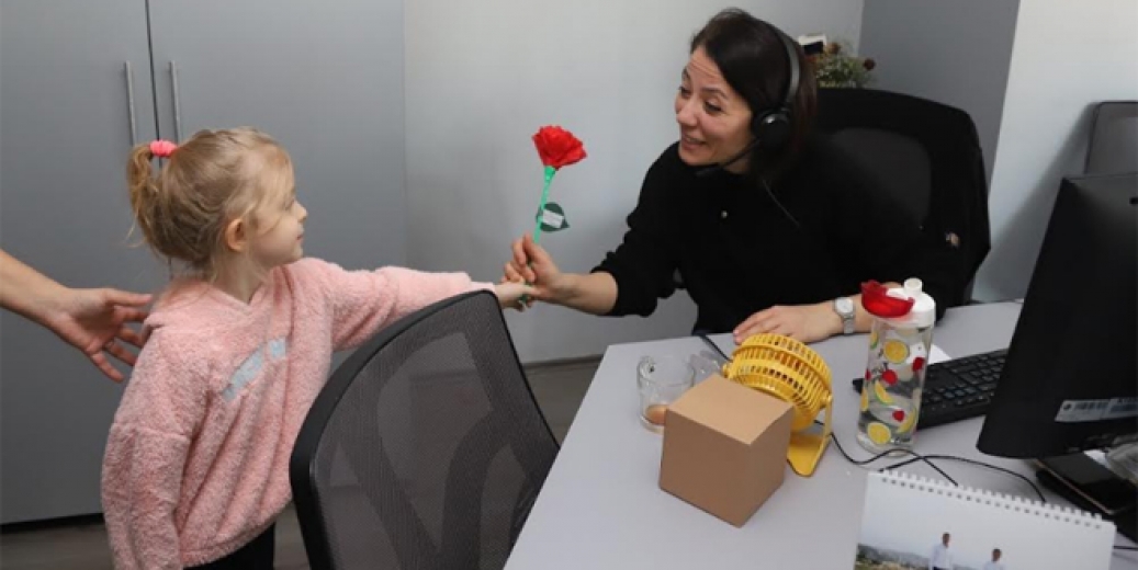 Kreşli Miniklerden Kadın Personele ‘8 Mart’ Sürprizi
