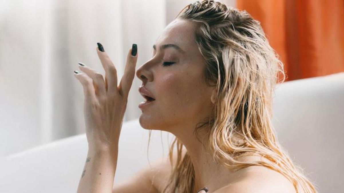 Hadise yeni küvet pozlarını yayınladı