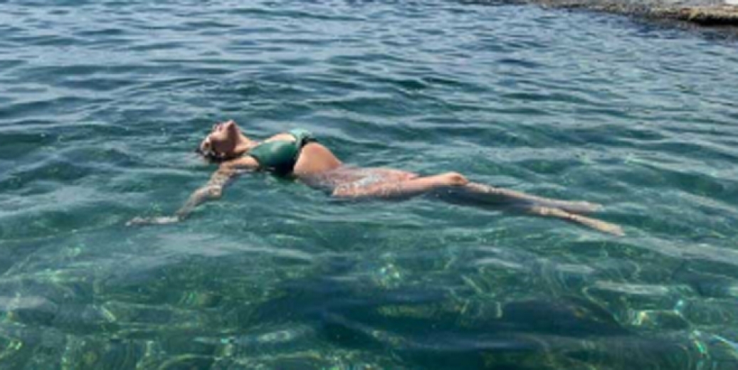 Pelin Öztekin bikinili pozlarını paylaştı