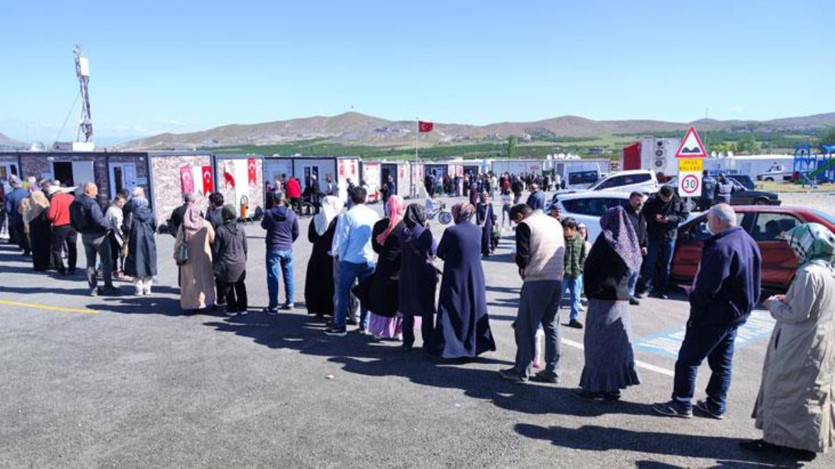 Deprem bölgesinde vatandaşlar sandık başına gitti