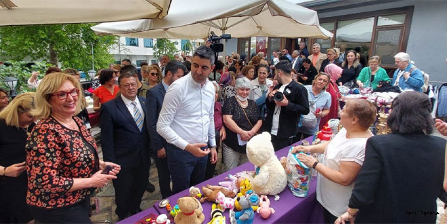 Kartal Gönüllüleri gençlerin eğitimi için kermes düzenledi