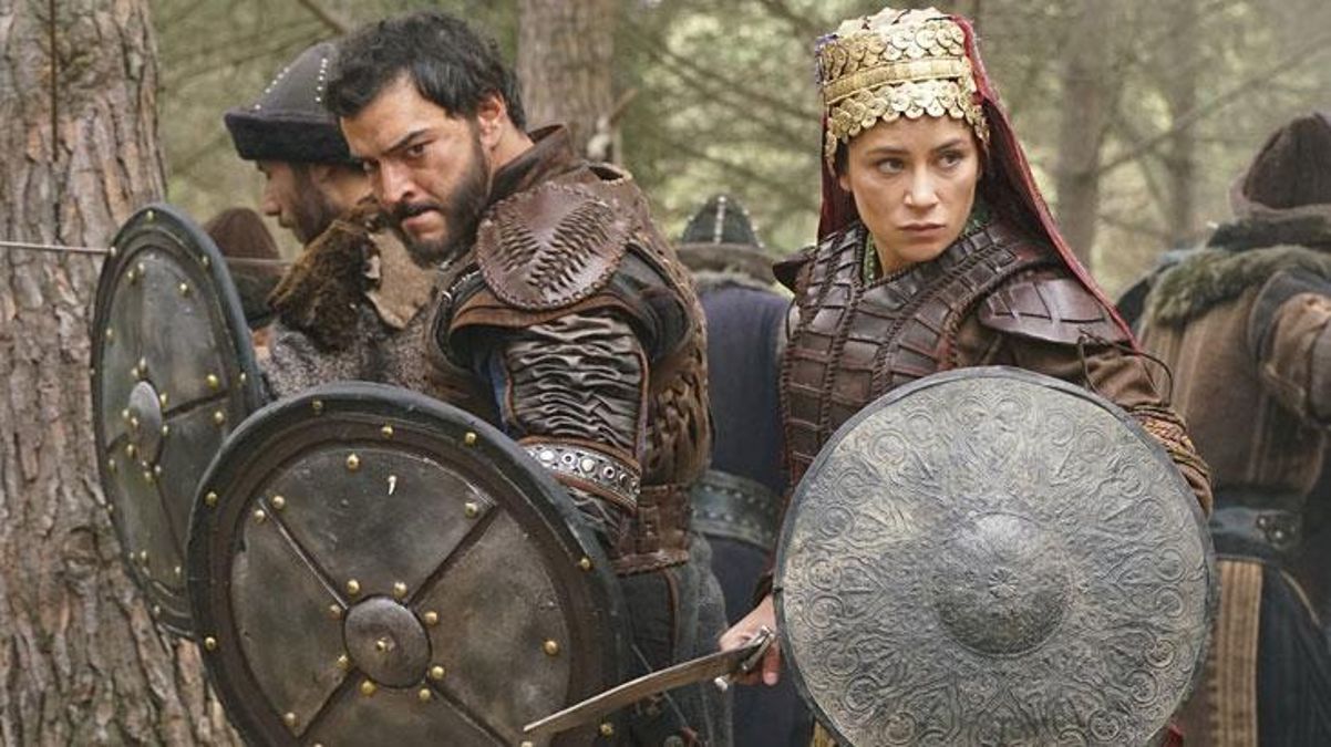 Buse Arslan ve Çağrı Şensoy nişanlandı