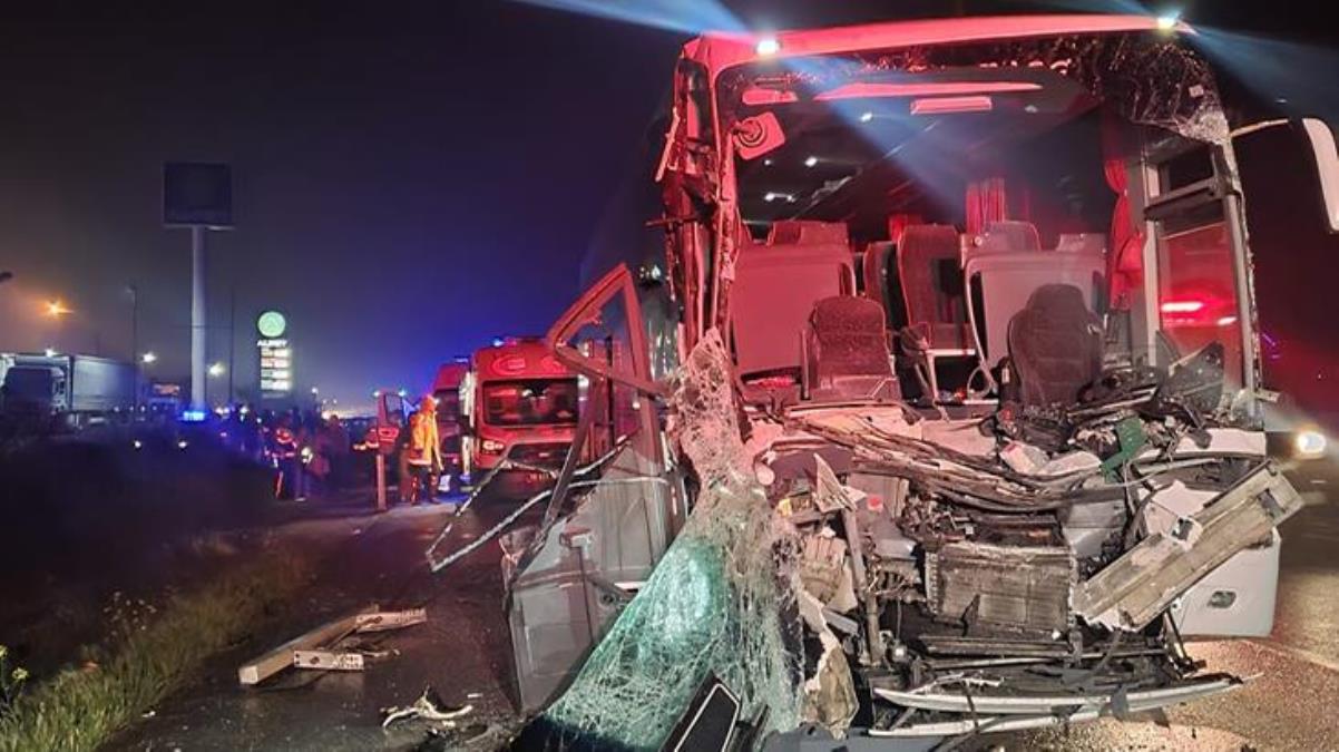 Lise öğrencilerini taşıyan tur otobüsü tıra çarptı: 33 yaralı