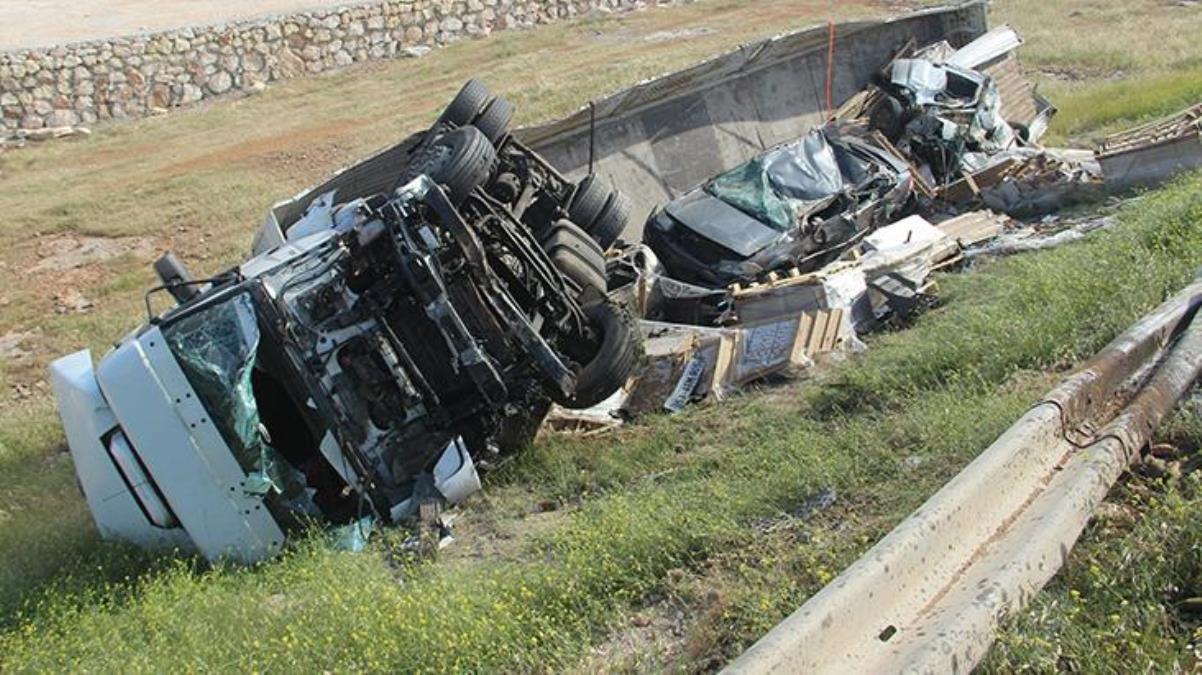 Şanlıurfa’da kamyonet ile tır çarpıştı: 6 ölü, 1 yaralı