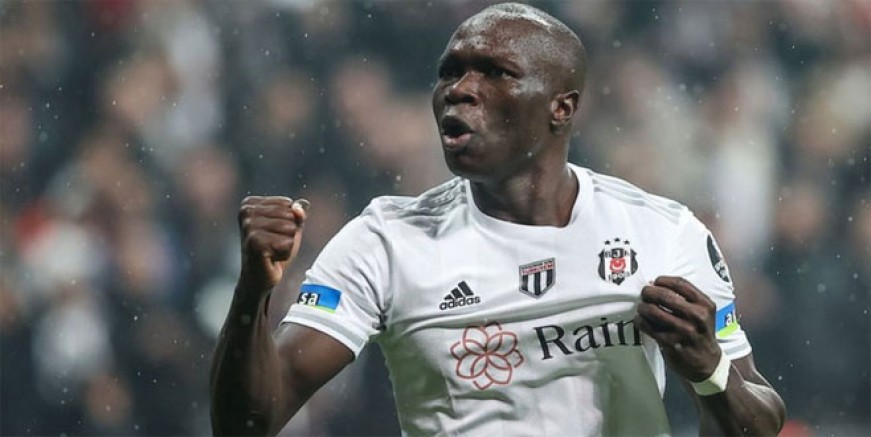 Vincent Aboubakar Weghorst’u solladı