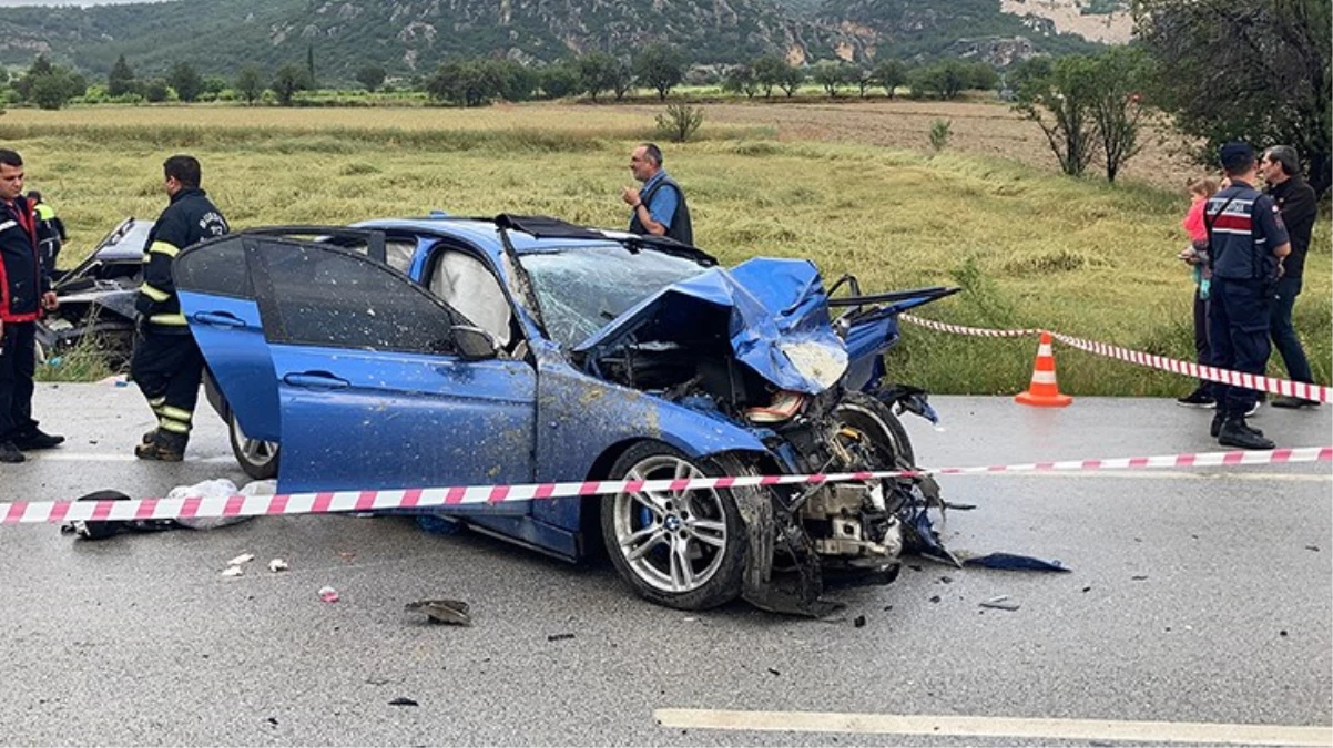 Burdur’da iki otomobil kafa kafaya çarpıştı: 5 ölü